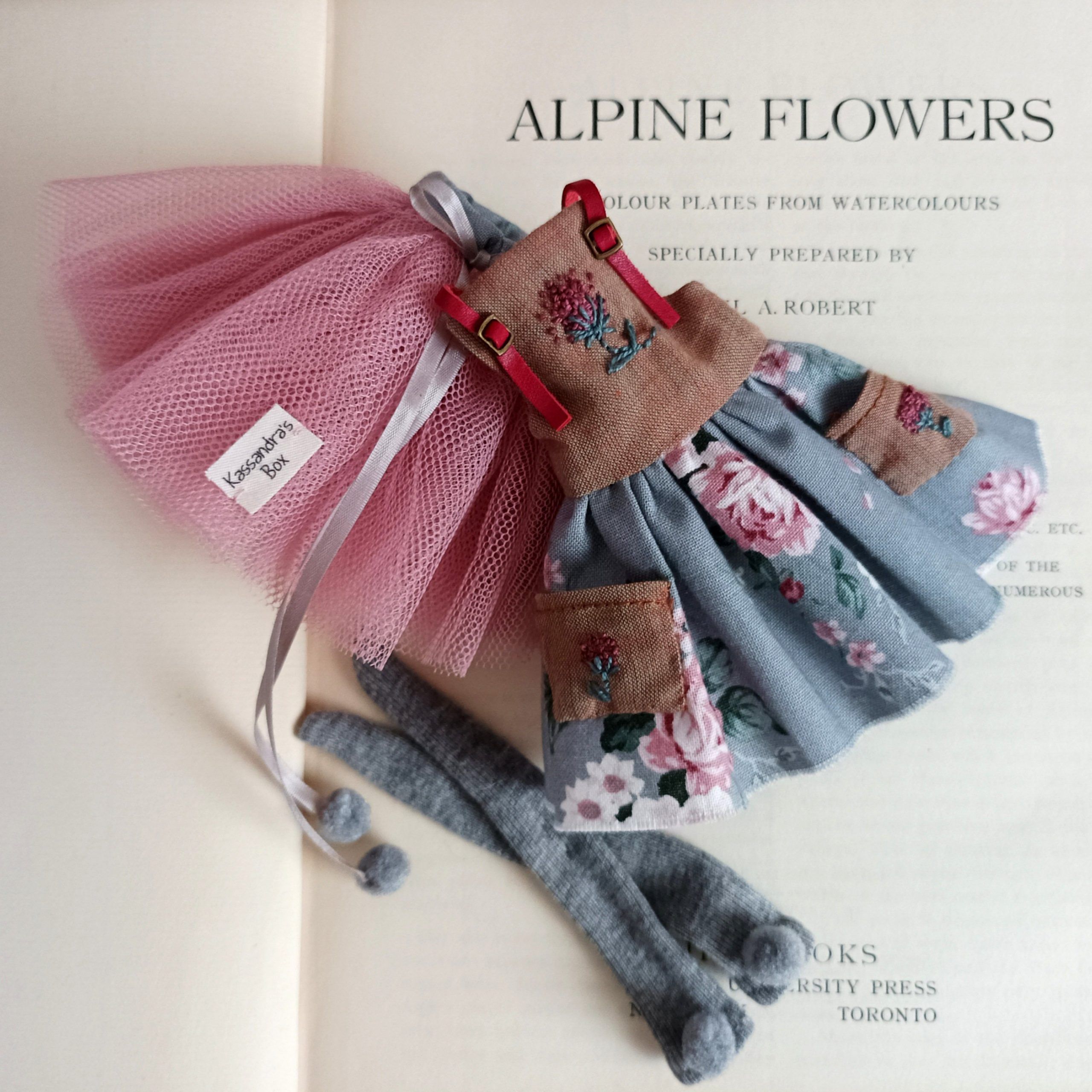 #044-02 Pinafore