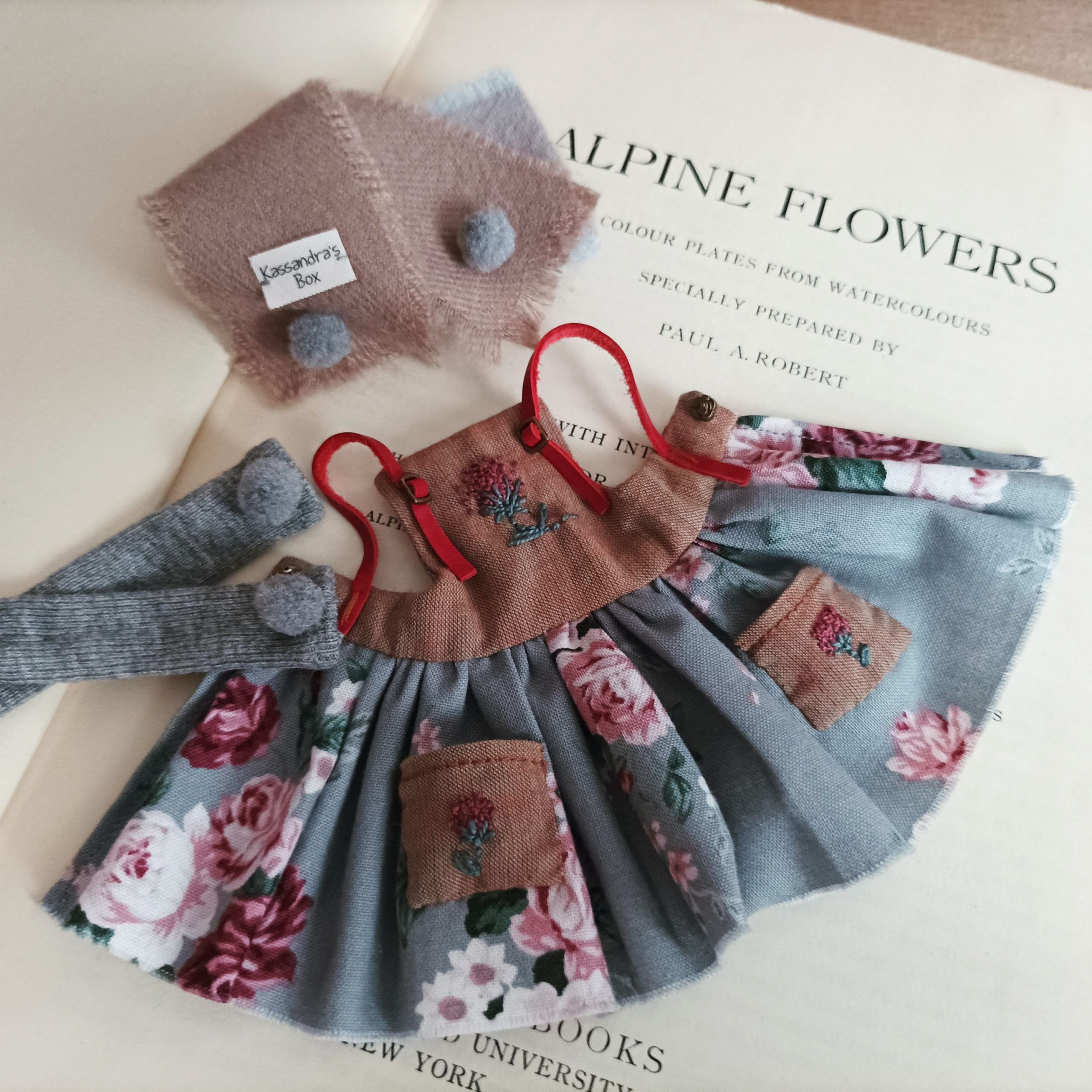 #044-06 Pinafore