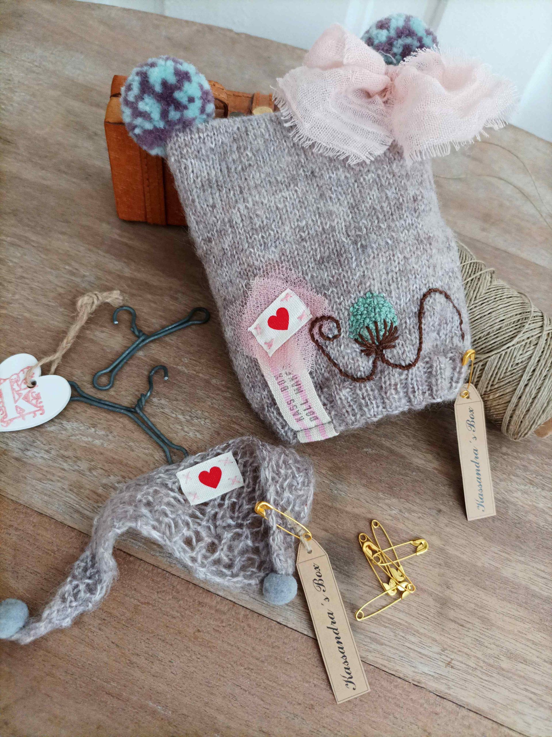 #090-01 EmbroideredKnitSet_LightBrown