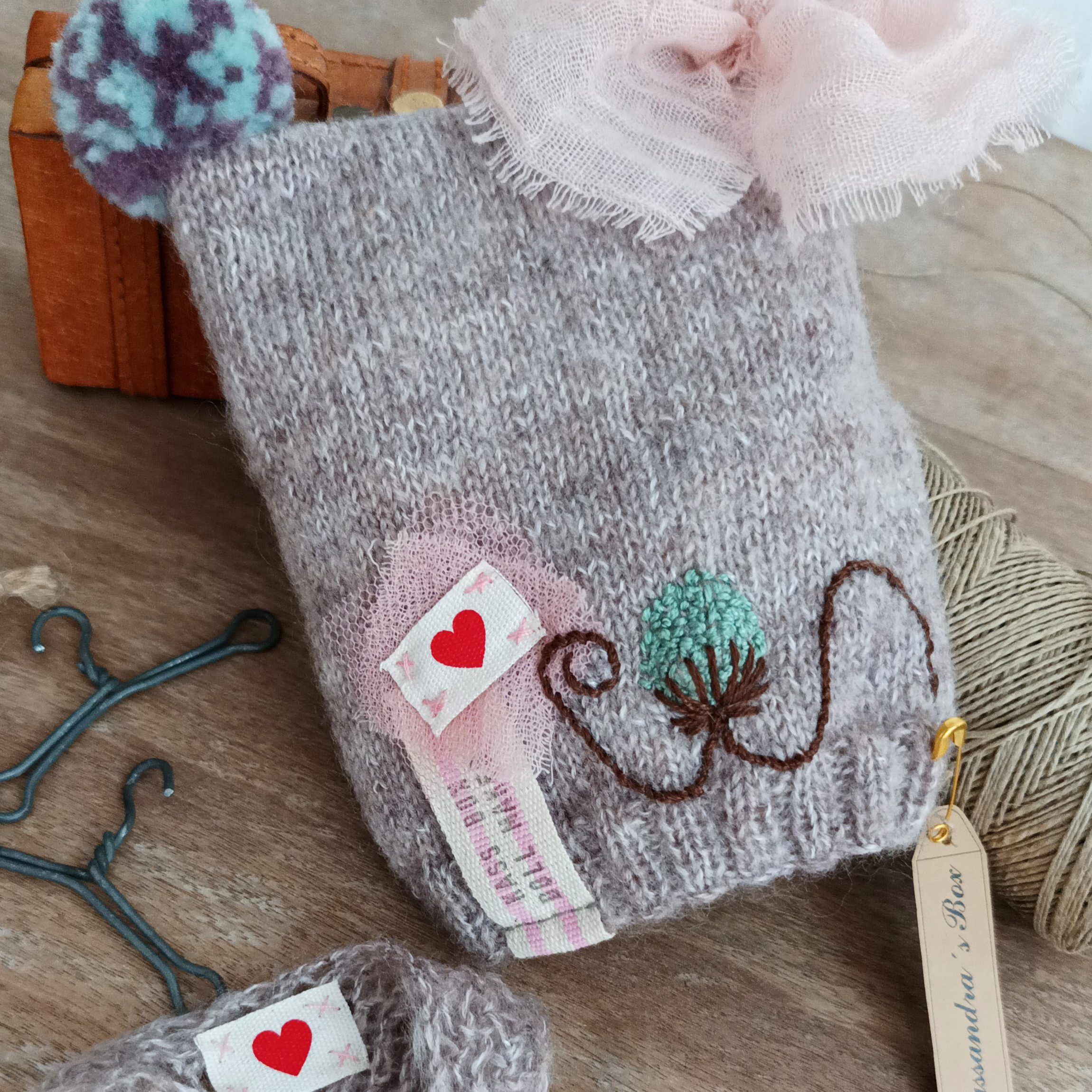#090-03 EmbroideredKnitSet_LightBrown
